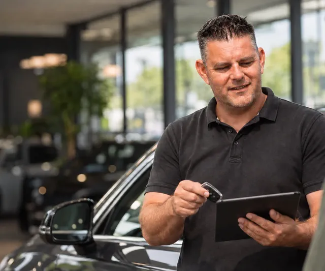 Autoverkoper in een showroom
