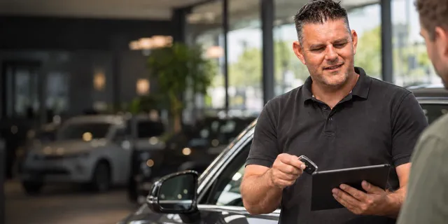 Autoverkoper in een showroom