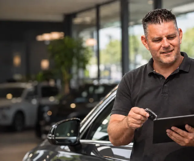 Autoverkoper in een showroom