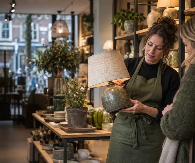 Winkelier helpt een klant in de winkel
