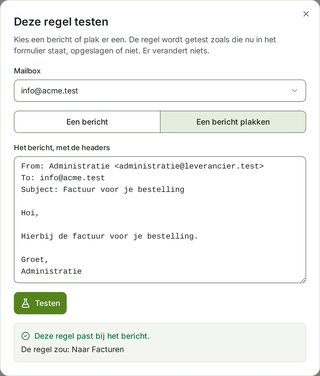 Een regel die binnenkomende facturen naar de map Facturen verplaatst.